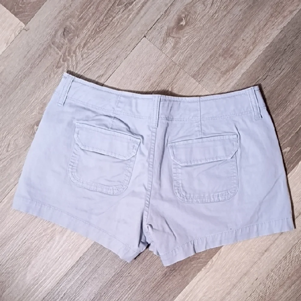 Old Navy Women's Cargo Shorts in Light Gray‎